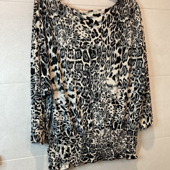 Isabella Rodriguez Leopard Print Top - Picture 7 of 7